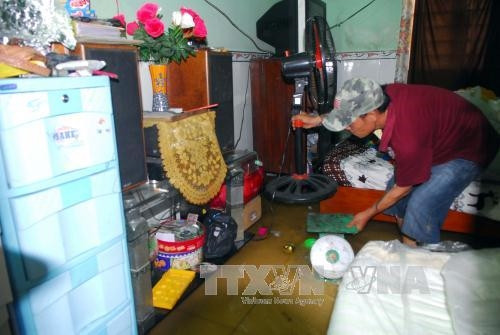 Người dân phường Tam Phú kê tài sản lên cao để tránh nước ngập. Ảnh: Mạnh Linh-TTXVN