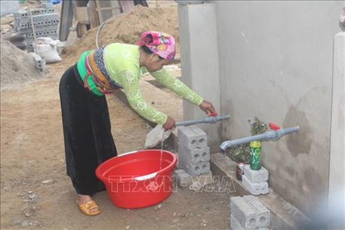 Bà con bản Chiềng, xã Trung Sơn đã có nước sạch để phục vụ sinh hoạt. Ảnh: Nguyễn Nam – TXXVN Bà con bản Chiềng, xã Trung Sơn đã có nước sạch để phục vụ sinh hoạt. Ảnh: Nguyễn Nam – TXXVN