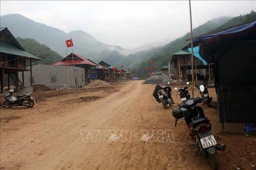 Khu tái định cư sau lũ thuộc bản Chiềng, xã Trung Sơn. Ảnh: Nguyễn Nam - TTXVN Khu tái định cư sau lũ thuộc bản Chiềng, xã Trung Sơn. Ảnh: Nguyễn Nam - TTXVN