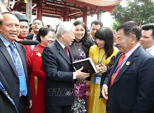 Tổng Bí thư, Chủ tịch nước Nguyễn Phú Trọng với kiều bào vui xuân đón Tết tại đền Ngọc Sơn. Ảnh: Trí Dũng – TTXVN