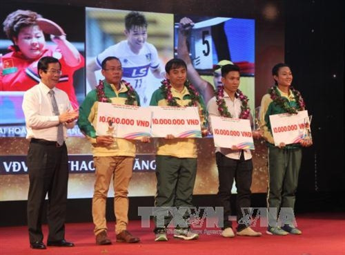 Trao danh hiệu Vận động viên thể thao tài năng cho 4 vận động viên. Ảnh: Xuân Dự - TTXVN