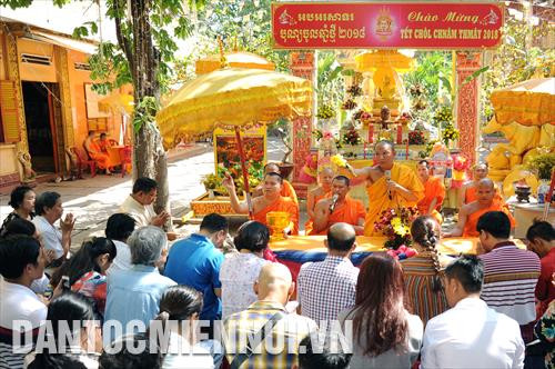 Nghi thức đón chư thiên mừng năm mới tại chùa Chantarăngsây (Thành phố Hồ Chí Minh). Ảnh: An Hiếu