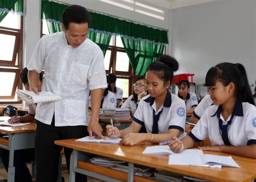 Giáo viên hướng dẫn học sinh lớp 10 tập viết chữ Khmer. Giáo viên hướng dẫn học sinh lớp 10 tập viết chữ Khmer.