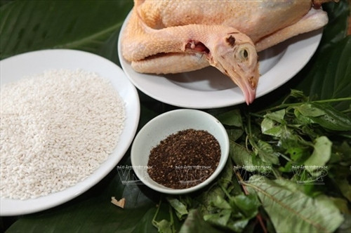Nguyên liệu gồm có gà đã làm sạch lông, quả mắc khén, gạo nếp nương Mai Châu và lá cẩm tím Nguyên liệu gồm có gà đã làm sạch lông, quả mắc khén, gạo nếp nương Mai Châu và lá cẩm tím