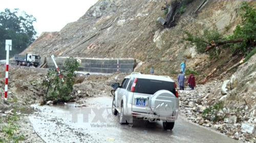 Nhiều điểm trên tuyến đường Trường Sơn Đông bị sạt lở nghiêm trọng, công tác khắc phục đang gặp nhiều khó khăn do mưa to vẫn còn trên khu vực này. Ảnh: Quang Thái - TTXVN Nhiều điểm trên tuyến đường Trường Sơn Đông bị sạt lở nghiêm trọng, công tác khắc phục đang gặp nhiều khó khăn do mưa to vẫn còn trên khu vực này. Ảnh: Quang Thái - TTXVN
