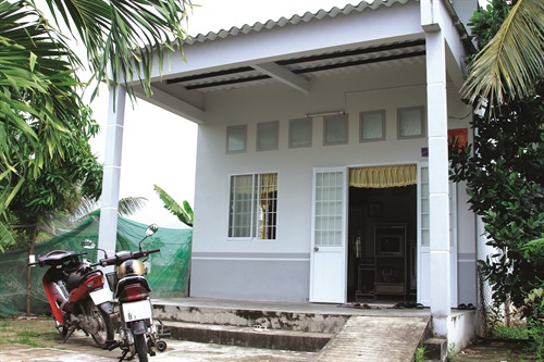 Nhờ biết tính toán làm ăn, chịu thương chịu khó, gia đình anh Kim Khỏe đã xây được ngôi nhà khang trang, đầy đủ tiện nghi Nhờ biết tính toán làm ăn, chịu thương chịu khó, gia đình anh Kim Khỏe đã xây được ngôi nhà khang trang, đầy đủ tiện nghi