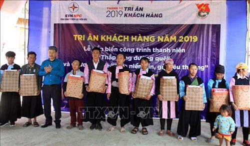 Tổng Công ty Điện lực Miền Bắc, Công ty Điện lực Sơn La đã trao tặng 47 phần quà trong chương trình “Trao niềm tin, gửi yêu thương” cho các hộ nghèo, gia đình chính sách tại bản Lao Khô, xã Phiêng Khoài, huyện Yên Châu với trị giá 25 triệu đồng. Ảnh: Diệp Anh - TTXVN Tổng Công ty Điện lực Miền Bắc, Công ty Điện lực Sơn La đã trao tặng 47 phần quà trong chương trình “Trao niềm tin, gửi yêu thương” cho các hộ nghèo, gia đình chính sách tại bản Lao Khô, xã Phiêng Khoài, huyện Yên Châu với trị giá 25 triệu đồng. Ảnh: Diệp Anh - TTXVN