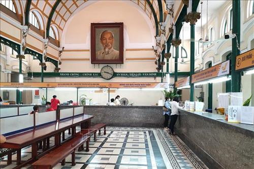 Thành phố thực hiện chi trả lương hưu và các kết quả giải quyết hồ sơ qua đường bưu điện. Ảnh: Trần Xuân Tình - TTXVN