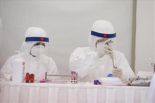 Lấy mẫu xét nghiệm nhanh SARS-CoV-2 tại trạm xét nghiệm nhanh COVID-19 khu vực ký túc xá Trường Đại học Kinh tế Quốc dân (Hà Nội). Ảnh: Minh Quyết – TTXVN Lấy mẫu xét nghiệm nhanh SARS-CoV-2 tại trạm xét nghiệm nhanh COVID-19 khu vực ký túc xá Trường Đại học Kinh tế Quốc dân (Hà Nội). Ảnh: Minh Quyết – TTXVN