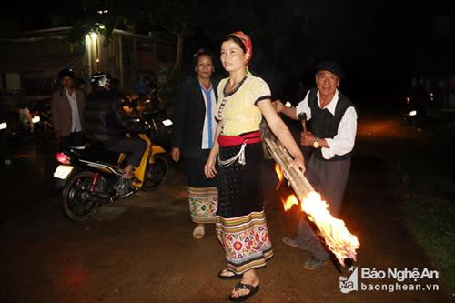 Rước dâu lúc nửa đêm là tục lệ lâu đời của người Thái ở huyện Con Cuông (Nghệ An). Dẫu vậy thì ngày nay, tục lệ đã mang sắc màu mới. Đó là vẫn rước dâu trong đêm nhưng đã có xe hoa, xe máy, sự kiện trọng đại này ở những bản người Thái vùng cao. Trong ảnh là lễ rước dâu lúc nửa đêm của một đám cưới ở bản Đình, xã Chi Khê (Con Cuông). Ảnh: Hữu Vi Như lệ thường, ông bà mối là nhân vật quan trọng của lễ cưới. Họ đóng vai trò là "trọng tài" trong những cuộc thương thuyết xin dâu ở nhà gái. Về sau, ông bà mối được đôi vợ chồng trẻ xem như cha mẹ đẻ. Trong ảnh là người phụ nữ tên An - người được gia đình chú rể chọn làm bà mối cho đám cưới ở bản Đình, xã Chi Khê (Con Cuông). Ảnh: Hữu Vi Khi nghe tiếng chiêng vang lên từ ngoài bản báo hiệu cô dâu đã ở rất gần, đoàn nhà trai thắp đuốc ra rước vào nhà. Ảnh: Hữu Vi Khi xe hoa tắt máy, mở cửa, bà mối đã bật ứng dụng đèn pin trên điện thoại để chàng rể và nàng dâu nhìn rõ đường và dắt nhau vào nhà. Ảnh: Hữu Vi Nắm tay con dâu, dẫn vào buồng cưới là cử chỉ thân thương của mẹ chồng trong đêm đón rước. Ảnh: Hữu Vi Trong một đám cưới khác ở cùng bản, cô dâu trước khi bước lên cầu thang được gia đình nhà chồng làm nghi thức "rửa chân". Đây cũng là tục lệ truyền đời của cộng đồng người Thái ở huyện Con Cuông. Ảnh: Hữu Vi Đôi tân lang, tân nương cùng một cặp bạn trẻ ăn chung bữa cơm trước khi động phòng. Ảnh: Hữu Vi Rước dâu lúc nửa đêm là tục lệ lâu đời của người Thái ở huyện Con Cuông (Nghệ An). Dẫu vậy thì ngày nay, tục lệ đã mang sắc màu mới. Đó là vẫn rước dâu trong đêm nhưng đã có xe hoa, xe máy, sự kiện trọng đại này ở những bản người Thái vùng cao. Trong ảnh là lễ rước dâu lúc nửa đêm của một đám cưới ở bản Đình, xã Chi Khê (Con Cuông). Ảnh: Hữu Vi Như lệ thường, ông bà mối là nhân vật quan trọng của lễ cưới. Họ đóng vai trò là "trọng tài" trong những cuộc thương thuyết xin dâu ở nhà gái. Về sau, ông bà mối được đôi vợ chồng trẻ xem như cha mẹ đẻ. Trong ảnh là người phụ nữ tên An - người được gia đình chú rể chọn làm bà mối cho đám cưới ở bản Đình, xã Chi Khê (Con Cuông). Ảnh: Hữu Vi Khi nghe tiếng chiêng vang lên từ ngoài bản báo hiệu cô dâu đã ở rất gần, đoàn nhà trai thắp đuốc ra rước vào nhà. Ảnh: Hữu Vi Khi xe hoa tắt máy, mở cửa, bà mối đã bật ứng dụng đèn pin trên điện thoại để chàng rể và nàng dâu nhìn rõ đường và dắt nhau vào nhà. Ảnh: Hữu Vi Nắm tay con dâu, dẫn vào buồng cưới là cử chỉ thân thương của mẹ chồng trong đêm đón rước. Ảnh: Hữu Vi Trong một đám cưới khác ở cùng bản, cô dâu trước khi bước lên cầu thang được gia đình nhà chồng làm nghi thức "rửa chân". Đây cũng là tục lệ truyền đời của cộng đồng người Thái ở huyện Con Cuông. Ảnh: Hữu Vi Đôi tân lang, tân nương cùng một cặp bạn trẻ ăn chung bữa cơm trước khi động phòng. Ảnh: Hữu Vi