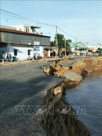 Quốc lộ 91 đoạn đi qua xã Bình Mỹ, An Giang bị sụp hoàn toàn xuống sông Hậu. Ảnh: Công Mạo-TTXVN Quốc lộ 91 đoạn đi qua xã Bình Mỹ, An Giang bị sụp hoàn toàn xuống sông Hậu. Ảnh: Công Mạo-TTXVN