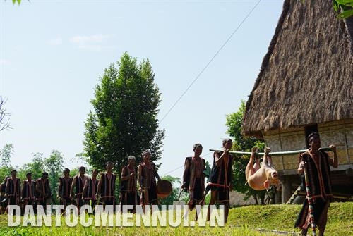 Dân làng mang lễ vật ra bến nước để thực hiện lễ cúng. Ảnh: Nam Sương