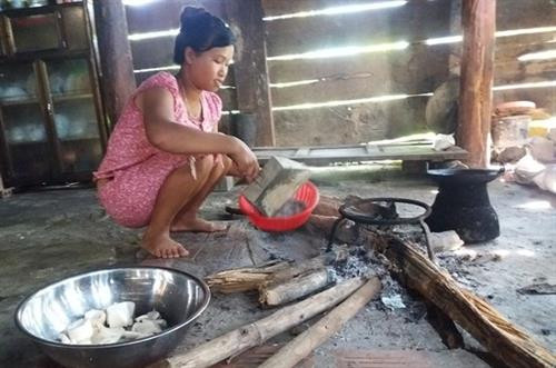 Những ngày này người Khơ Mú ở xã vùng cao Bảo Thắng, Kỳ Sơn (Nghệ An) rủ nhau vào rừng hái măng luồng để chế biến món măng trộn tro bếp. Ảnh: Lữ Phú Đây là loại măng có vị ngọt và có màu sáng hơn các loại măng khác. Để hái được măng người dân phải mất cả nửa ngày... Ảnh: Lữ Phú Quy trình chế biến biến món ăn này cũng khá công phu. Ảnh: Lữ Phú Sau khi rửa sạch, người dân cắt nhỏ măng thành từng miếng, sau đó ngâm nước 1 đến 2 ngày, cho măng có vị chua và giảm vị hăng của măng, sau đó đến công đoạn trộn với tro bếp. Ảnh: Lữ Phú Đây là công đoạn quan trọng nhất để tạo hương vị cho món ăn, cũng là cách bảo quản măng hữu hiệu, loại tro dùng để trộn phải là tro mun mới đun, còn ở trong bếp lửa. Ảnh: Lữ Phú Sau khi trộn tro được 10 phút, măng rửa sạch, đập nát và thái thành từng miếng nhỏ. Ảnh: Lữ Phú Chị Xeo Thị Bún, bản Cha Ka 1, xã Bảo Thắng cho biết: Măng sau khi được ngâm nước và trộn tro bếp thì có thể chế biến được rất nhiều món ăn, có thể xào với nhiều loại thịt khác nhau, cũng có thể nấu canh. Trong ảnh là món măng xào thịt bò. Ảnh: Lữ Phú Cũng có thể nấu canh với tro của lá sả sau khi đốt cháy. Ảnh: Lữ Phú Với tập quán du canh du cư trước đây của đồng bào Khơ Mú thì việc bảo quản và dự trữ thức ăn gặp rất nhiều khó khăn. Tuy nhiên đồng bào đã biết sử dụng phương pháp hun khói, thịt phơi gác bếp hay là măng trộn tro bếp để bảo quản thực phẩm được lâu dài qua mùa sản xuất nương rẫy. Trước đây khi nguồn thực phẩm còn khan hiếm, thì món măng trộn tro bếp là nguồn thực phẩm chính giúp đồng bào vượt qua đói khát vào mùa giáp hạt. . Ảnh: Lữ Phú Những ngày này người Khơ Mú ở xã vùng cao Bảo Thắng, Kỳ Sơn (Nghệ An) rủ nhau vào rừng hái măng luồng để chế biến món măng trộn tro bếp. Ảnh: Lữ Phú Đây là loại măng có vị ngọt và có màu sáng hơn các loại măng khác. Để hái được măng người dân phải mất cả nửa ngày... Ảnh: Lữ Phú Quy trình chế biến biến món ăn này cũng khá công phu. Ảnh: Lữ Phú Sau khi rửa sạch, người dân cắt nhỏ măng thành từng miếng, sau đó ngâm nước 1 đến 2 ngày, cho măng có vị chua và giảm vị hăng của măng, sau đó đến công đoạn trộn với tro bếp. Ảnh: Lữ Phú Đây là công đoạn quan trọng nhất để tạo hương vị cho món ăn, cũng là cách bảo quản măng hữu hiệu, loại tro dùng để trộn phải là tro mun mới đun, còn ở trong bếp lửa. Ảnh: Lữ Phú Sau khi trộn tro được 10 phút, măng rửa sạch, đập nát và thái thành từng miếng nhỏ. Ảnh: Lữ Phú Chị Xeo Thị Bún, bản Cha Ka 1, xã Bảo Thắng cho biết: Măng sau khi được ngâm nước và trộn tro bếp thì có thể chế biến được rất nhiều món ăn, có thể xào với nhiều loại thịt khác nhau, cũng có thể nấu canh. Trong ảnh là món măng xào thịt bò. Ảnh: Lữ Phú Cũng có thể nấu canh với tro của lá sả sau khi đốt cháy. Ảnh: Lữ Phú Với tập quán du canh du cư trước đây của đồng bào Khơ Mú thì việc bảo quản và dự trữ thức ăn gặp rất nhiều khó khăn. Tuy nhiên đồng bào đã biết sử dụng phương pháp hun khói, thịt phơi gác bếp hay là măng trộn tro bếp để bảo quản thực phẩm được lâu dài qua mùa sản xuất nương rẫy. Trước đây khi nguồn thực phẩm còn khan hiếm, thì món măng trộn tro bếp là nguồn thực phẩm chính giúp đồng bào vượt qua đói khát vào mùa giáp hạt. . Ảnh: Lữ Phú
