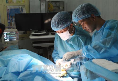 Các chiến sĩ quân y đảo Nam Yết phẫu thuật cho ngư dân gặp nạn khi đang đánh bắt hải sản trên ngư trường Trường Sa. Ảnh: Dương Giang - TTXVN Các chiến sĩ quân y đảo Nam Yết phẫu thuật cho ngư dân gặp nạn khi đang đánh bắt hải sản trên ngư trường Trường Sa. Ảnh: Dương Giang - TTXVN