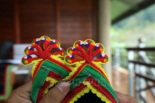 Trên khăn Piêu, các họa tiết hoa văn đều có ý nghĩa tâm linh sâu sắc. Ảnh: Phan Tuấn Anh - TTXVN Trên khăn Piêu, các họa tiết hoa văn đều có ý nghĩa tâm linh sâu sắc. Ảnh: Phan Tuấn Anh - TTXVN