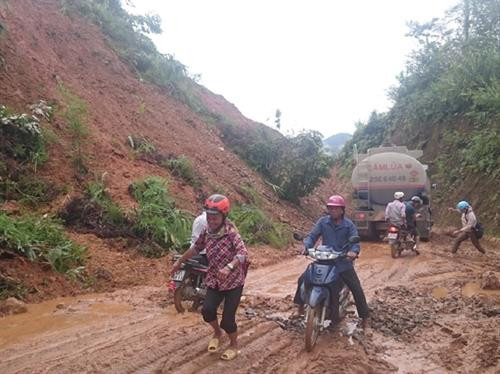 Giao thông đi lại khó khăn do sạt lở đất. Ảnh: baohagiang.vn Giao thông đi lại khó khăn do sạt lở đất. Ảnh: baohagiang.vn