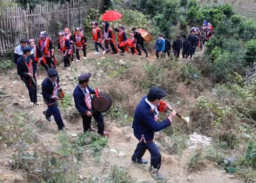 Rước dâu về nhà chồng của người Dao Đỏ tại xã Hồ Thầu, huyện Hoàng Su Phì Cô dâu người dân tộc Dao Đỏ rực rỡ trong ngày cưới Chú rể người Dao Đỏ chuẩn bị trang phục truyền thống trước khi cử hành hôn lễ Trước khi vào nhà trai, cô dâu phải thực hiện một số nghi lễ mới được phép vào nhà chồng Cô dâu, chú rể người Dao Đỏ thực hiện các nghi lễ với tổ tiên tại lễ cưới Trang phục truyền thống của phụ nữ Dao Đỏ trong lễ cưới truyền thống