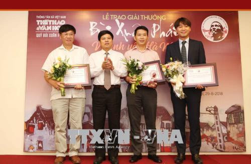 Ông Dương Trung Quốc, Phó Chủ tịch kiêm Tổng thư ký Hội Sử học Việt Nam trao Giải thưởng "Ý tưởng – Vì Tình yêu Hà Nội" cho PGS Nguyễn Văn Huy và các nhà khoa học với các đề xuất về di chỉ Vườn Chuối đã tác động tích cực, kịp thời vào công tác bảo tồn và phát huy di sản văn hóa Hà Nội. Ảnh: Dương Giang – TTXVN GS. KTS Hoàng Đạo Kính trao Giải thưởng ở hạng mục "Việc làm – Vì tình yêu Hà Nội" cho ông Quách Văn Địch, người hiến tặng hai mỏ neo cổ (theo giám định có thể niên đại từ thế kỷ XV) cho Hà Nội. Ảnh: Dương Giang – TTXVN Ông Ngô Văn Quý, Phó Chủ tịch UBND Thành phố Hà Nội trao Giải thưởng ở hạng mục "Việc làm – Vì tình yêu Hà Nội" cho UBND quận Hoàn Kiếm, Korea Foundation và UN-Habitat với Dự án “Phố bích họa Phùng Hưng”. Ảnh: Dương Giang – TTXVN Tổng Biên tập Báo Thể thao và Văn hóa Lê Xuân Thành, Trưởng Ban tổ chức trao Giải thưởng "Bùi Xuân Phái - Vì Tình Yêu Hà Nội" cho các tác giả, tác phẩm, ý tưởng. Ảnh: Dương Giang - TTXVN