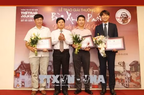 Ông Dương Trung Quốc, Phó Chủ tịch kiêm Tổng thư ký Hội Sử học Việt Nam trao Giải thưởng "Ý tưởng – Vì Tình yêu Hà Nội" cho PGS Nguyễn Văn Huy và các nhà khoa học với các đề xuất về di chỉ Vườn Chuối đã tác động tích cực, kịp thời vào công tác bảo tồn và phát huy di sản văn hóa Hà Nội. Ảnh: Dương Giang – TTXVN GS. KTS Hoàng Đạo Kính trao Giải thưởng ở hạng mục "Việc làm – Vì tình yêu Hà Nội" cho ông Quách Văn Địch, người hiến tặng hai mỏ neo cổ (theo giám định có thể niên đại từ thế kỷ XV) cho Hà Nội. Ảnh: Dương Giang – TTXVN Ông Ngô Văn Quý, Phó Chủ tịch UBND Thành phố Hà Nội trao Giải thưởng ở hạng mục "Việc làm – Vì tình yêu Hà Nội" cho UBND quận Hoàn Kiếm, Korea Foundation và UN-Habitat với Dự án “Phố bích họa Phùng Hưng”. Ảnh: Dương Giang – TTXVN Tổng Biên tập Báo Thể thao và Văn hóa Lê Xuân Thành, Trưởng Ban tổ chức trao Giải thưởng "Bùi Xuân Phái - Vì Tình Yêu Hà Nội" cho các tác giả, tác phẩm, ý tưởng. Ảnh: Dương Giang - TTXVN