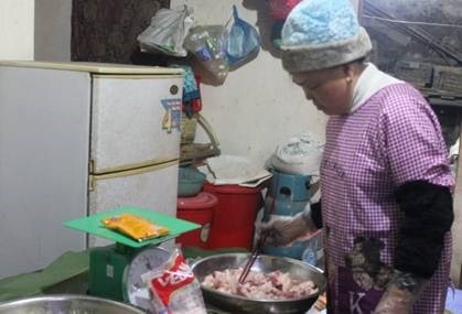 Nhân bánh chưng đen có thêm ít hạt tiêu, rượu men lá; thịt làm nhân phải là thịt xàu thàu nhiều mỡ, khi đun bánh, mỡ chảy ra, ngấm vào nhân, gạo.