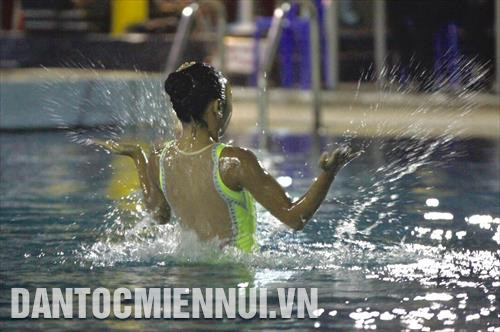 Vận động viên Huỳnh Vũ Nhu Giang (Trung tâm Thể dục Thể thao Quận 5, Thành phố Hồ Chí Minh) với phần thi vũ hình đoạt huy chương vàng Giải bơi nghệ thuật vô địch các câu lạc bộ quốc gia năm 2018