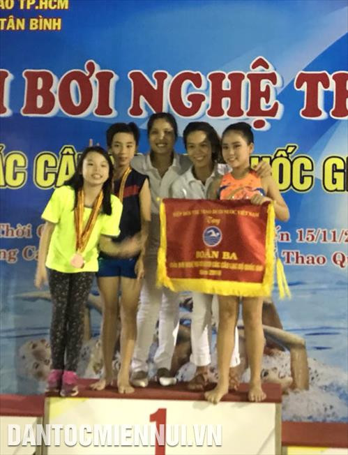 Các vận động viên bơi nghệ thuật chụp ảnh lưu niệm sau khi kết thúc giải đấu