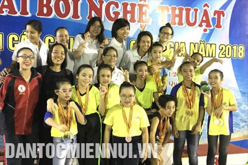 Các vận động viên bơi nghệ thuật chụp ảnh lưu niệm sau khi kết thúc giải đấu