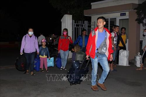 Công nhân lao động về quê đón Tết trên những chuyến xe nghĩa tình. Ảnh: Thanh Vũ – TTXVN Công nhân lao động về quê đón Tết trên những chuyến xe nghĩa tình. Ảnh: Thanh Vũ – TTXVN