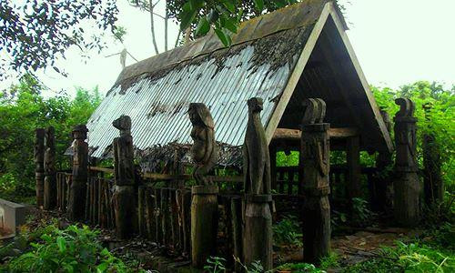 Khu nhà mồ ở làng văn hóa Pleiop, Pleiku (Gia Lai) Khu nhà mồ ở làng văn hóa Pleiop, Pleiku (Gia Lai)