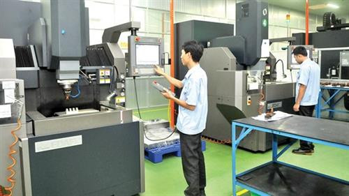 Sản xuất cơ khí chính xác tại Tổng Công ty Công nghiệp Sài Gòn. Ảnh: http://www.sggp.org.vn Sản xuất cơ khí chính xác tại Tổng Công ty Công nghiệp Sài Gòn. Ảnh: http://www.sggp.org.vn