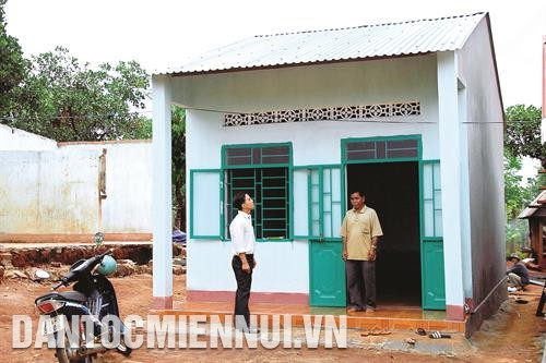 Xã Ia krêl đưa vào sử dụng 12 căn nhà cho những gia đình có công với cách mạng. Mỗi căn nhà được hỗ trợ 40 triệu đồng, gia đình chỉ đóng góp thêm từ 5 đến 10 triệu đồng. Huyện Đức Cơ đẩy mạnh cơ giới hóa vào sản xuất nông nghiệp. Chị Rơ Lan Er ở làng Yeh, xã Ia Lang có 2 ha cà phê, 500 trụ tiêu, 2 ha điều... mỗi năm thu nhập trên 200 triệu đồng. Chị luôn nhiệt tình giúp đỡ các chị em trong làng để cùng nhau vươn lên thoát nghèo.