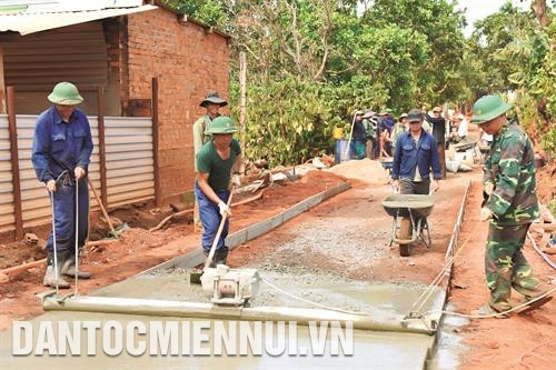 Trong chương trình xây dựng nông thôn mới, Ủy ban nhân dân xã A Dơk đã đầu tư làm 460 m đường giao thông tại thôn Păng Tul với tổng số tiền 438 triệu đồng, trong đó bà con dân tộc đóng góp 133 triệu đồng và nhiều ngày công lao động.