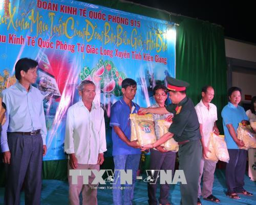 Tặng quà tết cho bà con nghèo trên địa bàn huyện vùng biên Giang Thành. Ảnh: Lê Sen - TTXVN Tặng quà tết cho bà con nghèo trên địa bàn huyện vùng biên Giang Thành. Ảnh: Lê Sen - TTXVN