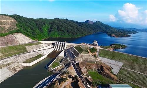 Tỉnh Thừa Thiên- Huế có 56 hồ chứa thuỷ lợi, 6 hồ thủy điện, trên 300 đập dâng phục vụ cho nhiều mục đích như thủy lợi, thủy điện, phòng chống thiên tai, cấp nước cho sinh hoạt và sản xuất, cải tạo môi trường sinh thái. Trong ảnh: Hồ chứa nước Tả Trạch nằm ở phía thượng nguồn sông Hương, có dung tích khoảng 650 triệu m3 nước. Ảnh: Hồ Cầu – TTXVN Tỉnh Thừa Thiên- Huế có 56 hồ chứa thuỷ lợi, 6 hồ thủy điện, trên 300 đập dâng phục vụ cho nhiều mục đích như thủy lợi, thủy điện, phòng chống thiên tai, cấp nước cho sinh hoạt và sản xuất, cải tạo môi trường sinh thái. Trong ảnh: Hồ chứa nước Tả Trạch nằm ở phía thượng nguồn sông Hương, có dung tích khoảng 650 triệu m3 nước. Ảnh: Hồ Cầu – TTXVN