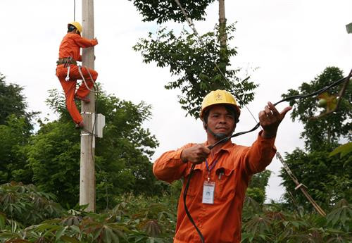 Công nhân Công ty Điện lực Kon Tum nâng cấp, cải tạo lưới điện phân phối tại huyện Sa Thầy. Ảnh: Ngọc Hà - TTXVN Công nhân Công ty Điện lực Kon Tum nâng cấp, cải tạo lưới điện phân phối tại huyện Sa Thầy. Ảnh: Ngọc Hà - TTXVN