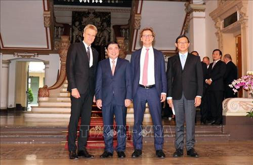 Ông Nguyễn Thành Phong, Chủ tịch UBND Thành phố Hồ Chí Minh (thứ hai từ trái sang) tiếp ông Stig Goran Enander, Tỉnh trưởng Uppsala, Thụy Điển ( ngoài cùng bên trái) và Đại sứ Thụy Điển tại Việt Nam Pereric Hogberg (thứ 2 từ phải sang). Ảnh: Xuân Khu-TTXVN Ông Nguyễn Thành Phong, Chủ tịch UBND Thành phố Hồ Chí Minh (thứ hai từ trái sang) tiếp ông Stig Goran Enander, Tỉnh trưởng Uppsala, Thụy Điển ( ngoài cùng bên trái) và Đại sứ Thụy Điển tại Việt Nam Pereric Hogberg (thứ 2 từ phải sang). Ảnh: Xuân Khu-TTXVN