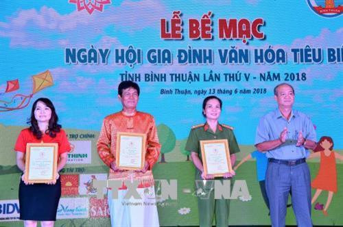 Ban tổ chức trao giải cho các gia đình trong phần thi tự giới thiệu Ảnh: Hồng Hiếu- TTXVN