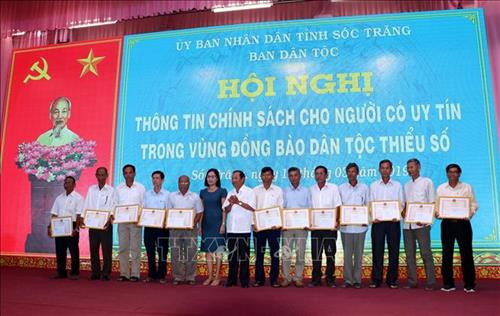 Lãnh đạo tỉnh Sóc Trăng khen thưởng người có uy tín tiêu biểu. Ảnh: Trung Hiếu-TTXVN Lãnh đạo tỉnh Sóc Trăng khen thưởng người có uy tín tiêu biểu. Ảnh: Trung Hiếu-TTXVN