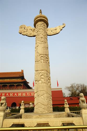 Thiên An Môn là quảng trường lớn nằm ở trung tâm Thủ đô Bắc Kinh, Trung Quốc. Tên của nơi này có nghĩa là “cánh cổng thiên đường bình an”, được đặt theo tên cổng phía bắc của Tử Cấm Thành, được xây dựng năm 1417 dưới thời nhà Minh. Ảnh: Bayubuanatravel. Đây là nơi tập trung nhiều công trình kiến trúc có ý nghĩa lịch sử, văn hóa như tháp Thiên An Môn, đài tưởng niệm anh hùng nhân dân, hội trường Nhân dân, lăng Mao Trạch Đông. Ảnh: Sonnyphotos. Phía bắc của quảng trường là tháp Thiên An Môn, dài 66 m, rộng 37 m và cao 32 m. Ban đầu, tháp là công trình bằng gỗ cao 3 tầng, là nơi tổ chức lễ đăng cơ của hoàng đế. Ảnh: Kasperskycontenthub. Sau nhiều lần bị phá hủy vì chiến tranh, hỏa hoạn, tháp được xây dựng lại vào năm 1970 và giữ nguyên kiến trúc đến nay. Ảnh: Grahamdigital. 5 cây cầu bằng đá cẩm thạch trắng là lối đi vào 5 cổng vòm ở tháp Thiên An Môn. Cây cầu lớn nhất nằm ở giữa dành cho nhà vua, 4 cầu còn lại đi vào 4 cổng nhỏ hơn dành cho các quan đại thần. Cho đến năm 1911, khi triều đại phong kiến cuối cùng kết thúc, chỉ hoàng gia và các quan đại thần mới được phép vào trong tháp. Ảnh: wallpaperweb. Ở phía trước tháp đặt hai cột đá, mỗi cột cao 10m, nặng 10 tấn, chạm khắc hình rồng và nhiều tượng đá sư tử. Sư tử được đặt trước cổng tháp với ý nghĩa trừ tà ma. Ảnh: Sonnyphotos. Đài tưởng niệm anh hùng nhân dân cao 37,94 m, nằm ở trung tâm của quảng trường Thiên An Môn, được xây dựng bằng đá granit vào năm 1952, khắc tên những anh hùng có công trong lịch sử Trung Quốc. Ảnh: Panoramio. Phía tây quảng trường là hội trường Nhân dân, được xây dựng năm 1959, là địa điểm tổ chức các cuộc họp Quốc hội Trung Quốc và các hoạt động chính trị, ngoại giao khác. Ảnh: Panoramio. Là một địa điểm công cộng thu hút đông người, khắp nơi trong Quảng trường Thiên An Môn đều gắn máy quay an ninh và có cảnh sát đứng gác. Ảnh: Sonnyphotos. Lăng Chủ tịch Mao Trạch Đông nằm ở phía nam quảng trường. Theo quy định, khi vào thăm lăng, du khách cần cởi bỏ mũ, túi xách, để điện thoại di động, các thiết bị ghi âm chụp hình bên ngoài. Ảnh: Thebeijinger. Một địa điểm hấp dẫn du khách khác ở quảng trường Thiên An Môn là bảo tàng Quốc gia Trung Quốc. Bảo tàng được khánh thành năm 2003, là sự kết hợp của bảo tàng Lịch sử và bảo tàng Cách mạng Trung Quốc. Bên trong trưng bày hàng nghìn vật thể, hình ảnh, sách và mô hình thể hiện cho sự phát triển lịch sử của quốc gia này. Ảnh: Sonnyphotos. Với tổng diện tích lên đến 440.000 m2, quảng trường Thiên An Môn được đánh giá là một trong những quảng trường lớn nhất thế giới. Sự hấp dẫn của nó không đến từ quy mô hay kiến trúc mà đến từ bề dày lịch sử 600 năm cùng các công trình có ý nghĩa văn hóa lịch sử xung quanh. Ảnh: Staticflickr. Quảng trường là nơi diễn ra nhiều dấu mốc lịch sử quan trọng của Trung Quốc. Ngày nay, đây cũng là nơi tổ chức nhiều sự kiện văn hóa chính trị lớn. Mỗi ngày, quảng trường đón nhận hàng nghìn lượt du khách đến thăm và tìm hiểu lịch sử. Ảnh: KMBU. Cùng với Tử Cấm Thành, quảng trường Thiên An Môn là địa điểm mà bạn không nên bỏ lỡ nếu đến du lịch Trung Quốc. Ảnh: Staticflickr.