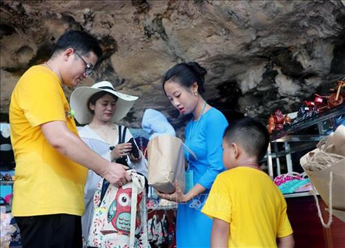 Dùng túi giấy thay túi nilong tại các điểm mua sắm trên vịnh Hạ Long. Ảnh: Văn Đức - TTXVN Dùng túi giấy thay túi nilong tại các điểm mua sắm trên vịnh Hạ Long. Ảnh: Văn Đức - TTXVN