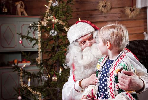 Rovaniemi, thủ phủ tỉnh Lapland ở Phần Lan được xem là quê hương chính thức của ông già Noel. Làng của ông già Noel: Nằm cách trung tâm thành phố Rovaniemi khoảng 8 km về phía bắc, Santa Claus Village, hay Làng của ông già Noel mở cửa chào đón du khách mỗi ngày. Là điểm đến hút khách nhất của Lapland, nơi đây như một resort đúng nghĩa với hàng loạt cửa hàng quà lưu niệm, nhà hàng, quán cà phê... Song, 3 địa điểm hấp dẫn hơn cả tại ngôi làng này chính là Santa Claus Office, Santa Claus Main Post Office và Arctic Circle. Gặp ông già Noel "xịn": Santa Claus Office, hay Văn phòng của ông già Noel là địa điểm chính thức cho bạn gặp gỡ nhân vật quen thuộc, hiền hậu với bộ râu rậm đặc trưng. Không quá lời khi nói rằng ông già Noel có lẽ là người... nổi tiếng nhất thế giới, đặc biệt với trẻ em. Tại Santa Claus Office, các bạn nhỏ có thể khám phá nhiều bí mật thú vị về nhân vật này, chẳng hạn như bộ điều khiển tốc độ quay Trái Đất của ông. Gửi thiệp Giáng sinh đến những người thân yêu: Santa Claus Main Post Office, hay Bưu điện chính của ông già Noel thuộc mạng lưới dịch vụ bưu chính quốc gia Phần Lan. Tại đây, du khách có thể "đặt hàng" ông già Noel gửi thiệp, quà Giáng sinh... đến những người thân yêu với một dấu bưu điện chính thức ở đây mà không nơi nào có để làm họ bất ngờ. Từ năm 1985, ông già Noel nhận khoảng 15 triệu lá thư từ 198 quốc gia, vùng lãnh thổ gửi đến, nên tại bưu điện, bạn cũng có thể xem qua những lá thư đáng yêu này của trẻ em khắp thế giới. Check-in tại Vòng Bắc Cực: Arctic Circle, hay Vòng Bắc Cực là vĩ tuyến 66 độ 33 phút bắc. Đây là một trong những dấu mốc địa lý rất đặc biệt trên Trái Đất, diễn ra những hiện tượng kỳ thú như Mặt Trời nửa đêm (Midnight Sun) hay Đêm vùng cực (Polar Night). Vòng Bắc Cực chạy qua Santa Claus Village ở Rovaniemi được đánh dấu rõ ràng, dễ nhận biết. Bạn hẳn không thể bỏ qua điểm check-in độc lạ này khi đến đây. Chiêm ngưỡng Bắc Cực quang kỳ ảo: Từ cuối tháng 8 đến tận đầu tháng 4 hàng năm ở Rovaniemi, bạn có thể tận mắt chiêm ngưỡng Bắc Cực quang "nhảy múa" không ngừng. Không gian lý tưởng để quan sát hiện tượng thiên nhiên kỳ thú này là bầu trời đêm đủ tối, trong vắt, không có ánh đèn neon. Trung tâm khoa học và bảo tàng Arktikum's Arctic Garden bên bờ sông Ounasjoki là một gợi ý thích hợp nếu bạn không muốn di chuyển quá xa trung tâm thành phố. Cưỡi xe tuần lộc kéo: Những chú tuần lộc kéo xe là một trong những hình ảnh gắn liền với ông già Noel. Tuy không thể... bay giữa trời, song những xe tuần lộc kéo vẫn đủ khả năng mang đến bạn cảm giác lướt đi trên tuyết trắng. Bạn có thể ghé thăm các trang trại tuần lộc và trải nghiệm hoạt động thú vị này. Ngoài cưỡi xe tuần lộc kéo, du khách cũng có thể lựa chọn xe kéo bởi những chú chó Husky. Kết bạn với những động vật vùng cực: Nếu là tín đồ yêu động vật, chắc chắn bạn không thể bỏ qua Ranua Wildlife Park, hay Công viên động vật hoang dã Ranua ở Rovaniemi. Tại đây, du khách có thể tìm hiểu, quan sát, chụp ảnh... nhiều loài động vật đặc biệt sống vùng cực như gấu trắng Bắc Cực, cáo Bắc Cực, cú tuyết, hươu đuôi trắng, rái cá... Cưỡi xe trượt tuyết: Có từ năm 1999, Arctic Circle Snowmobile Park, hay Công viên xe trượt tuyết Vòng Bắc Cực ở Rovaniemi sẽ mang đến bạn cơ hội thử sức với loại phương tiện đặc biệt này. Nơi đây có những chiếc xe trượt tuyết cỡ nhỏ thích hợp cho cả trẻ em để cùng vui chơi trong mùa đông. Ngoài ra, du khách cũng có thể tìm hiểu sự phát triển của xe trượt tuyết từ thập niên 1960 đến nay qua triển lãm ở "Ngôi nhà xe trượt tuyết của ông già Noel". Thử món ngon từ thịt tuần lộc: Tuần lộc được xem là một loại gia súc ở Lapland. Hình thức sinh kế chăn nuôi tuần lộc đã có từ nhiều thế kỷ ở vùng đất này, nên thịt tuần lộc là phần quan trọng không thể thiếu trong văn hóa ẩm thực của quê hương ông già Noel. Bạn có thể thưởng thức thịt tuần lộc xào dầu olive, ăn kèm khoai tây nghiền và quả mọng lingonberry đặc trưng ở vùng Scandinavia. Thưởng thức đặc sản tráng miệng Rovaniemi: Món ăn địa phương bạn nhất định phải thử khi đến quê hương ông già Noel là "phô mai bánh mì", hay leipajuusto. Món tráng miệng làm từ phô mai mềm chiên này thường được phục vụ với quả mọng cloudberry đặc trưng, đắt tiền ở Phần Lan. Trong lúc thưởng thức món leipajuusto hấp dẫn với hương vị ngọt ngào, bạn sẽ nghe được những âm thanh vui tai phát ra khi nhai. Rovaniemi, thủ phủ tỉnh Lapland ở Phần Lan được xem là quê hương chính thức của ông già Noel. Làng của ông già Noel: Nằm cách trung tâm thành phố Rovaniemi khoảng 8 km về phía bắc, Santa Claus Village, hay Làng của ông già Noel mở cửa chào đón du khách mỗi ngày. Là điểm đến hút khách nhất của Lapland, nơi đây như một resort đúng nghĩa với hàng loạt cửa hàng quà lưu niệm, nhà hàng, quán cà phê... Song, 3 địa điểm hấp dẫn hơn cả tại ngôi làng này chính là Santa Claus Office, Santa Claus Main Post Office và Arctic Circle. Gặp ông già Noel "xịn": Santa Claus Office, hay Văn phòng của ông già Noel là địa điểm chính thức cho bạn gặp gỡ nhân vật quen thuộc, hiền hậu với bộ râu rậm đặc trưng. Không quá lời khi nói rằng ông già Noel có lẽ là người... nổi tiếng nhất thế giới, đặc biệt với trẻ em. Tại Santa Claus Office, các bạn nhỏ có thể khám phá nhiều bí mật thú vị về nhân vật này, chẳng hạn như bộ điều khiển tốc độ quay Trái Đất của ông. Gửi thiệp Giáng sinh đến những người thân yêu: Santa Claus Main Post Office, hay Bưu điện chính của ông già Noel thuộc mạng lưới dịch vụ bưu chính quốc gia Phần Lan. Tại đây, du khách có thể "đặt hàng" ông già Noel gửi thiệp, quà Giáng sinh... đến những người thân yêu với một dấu bưu điện chính thức ở đây mà không nơi nào có để làm họ bất ngờ. Từ năm 1985, ông già Noel nhận khoảng 15 triệu lá thư từ 198 quốc gia, vùng lãnh thổ gửi đến, nên tại bưu điện, bạn cũng có thể xem qua những lá thư đáng yêu này của trẻ em khắp thế giới. Check-in tại Vòng Bắc Cực: Arctic Circle, hay Vòng Bắc Cực là vĩ tuyến 66 độ 33 phút bắc. Đây là một trong những dấu mốc địa lý rất đặc biệt trên Trái Đất, diễn ra những hiện tượng kỳ thú như Mặt Trời nửa đêm (Midnight Sun) hay Đêm vùng cực (Polar Night). Vòng Bắc Cực chạy qua Santa Claus Village ở Rovaniemi được đánh dấu rõ ràng, dễ nhận biết. Bạn hẳn không thể bỏ qua điểm check-in độc lạ này khi đến đây. Chiêm ngưỡng Bắc Cực quang kỳ ảo: Từ cuối tháng 8 đến tận đầu tháng 4 hàng năm ở Rovaniemi, bạn có thể tận mắt chiêm ngưỡng Bắc Cực quang "nhảy múa" không ngừng. Không gian lý tưởng để quan sát hiện tượng thiên nhiên kỳ thú này là bầu trời đêm đủ tối, trong vắt, không có ánh đèn neon. Trung tâm khoa học và bảo tàng Arktikum's Arctic Garden bên bờ sông Ounasjoki là một gợi ý thích hợp nếu bạn không muốn di chuyển quá xa trung tâm thành phố. Cưỡi xe tuần lộc kéo: Những chú tuần lộc kéo xe là một trong những hình ảnh gắn liền với ông già Noel. Tuy không thể... bay giữa trời, song những xe tuần lộc kéo vẫn đủ khả năng mang đến bạn cảm giác lướt đi trên tuyết trắng. Bạn có thể ghé thăm các trang trại tuần lộc và trải nghiệm hoạt động thú vị này. Ngoài cưỡi xe tuần lộc kéo, du khách cũng có thể lựa chọn xe kéo bởi những chú chó Husky. Kết bạn với những động vật vùng cực: Nếu là tín đồ yêu động vật, chắc chắn bạn không thể bỏ qua Ranua Wildlife Park, hay Công viên động vật hoang dã Ranua ở Rovaniemi. Tại đây, du khách có thể tìm hiểu, quan sát, chụp ảnh... nhiều loài động vật đặc biệt sống vùng cực như gấu trắng Bắc Cực, cáo Bắc Cực, cú tuyết, hươu đuôi trắng, rái cá... Cưỡi xe trượt tuyết: Có từ năm 1999, Arctic Circle Snowmobile Park, hay Công viên xe trượt tuyết Vòng Bắc Cực ở Rovaniemi sẽ mang đến bạn cơ hội thử sức với loại phương tiện đặc biệt này. Nơi đây có những chiếc xe trượt tuyết cỡ nhỏ thích hợp cho cả trẻ em để cùng vui chơi trong mùa đông. Ngoài ra, du khách cũng có thể tìm hiểu sự phát triển của xe trượt tuyết từ thập niên 1960 đến nay qua triển lãm ở "Ngôi nhà xe trượt tuyết của ông già Noel". Thử món ngon từ thịt tuần lộc: Tuần lộc được xem là một loại gia súc ở Lapland. Hình thức sinh kế chăn nuôi tuần lộc đã có từ nhiều thế kỷ ở vùng đất này, nên thịt tuần lộc là phần quan trọng không thể thiếu trong văn hóa ẩm thực của quê hương ông già Noel. Bạn có thể thưởng thức thịt tuần lộc xào dầu olive, ăn kèm khoai tây nghiền và quả mọng lingonberry đặc trưng ở vùng Scandinavia. Thưởng thức đặc sản tráng miệng Rovaniemi: Món ăn địa phương bạn nhất định phải thử khi đến quê hương ông già Noel là "phô mai bánh mì", hay leipajuusto. Món tráng miệng làm từ phô mai mềm chiên này thường được phục vụ với quả mọng cloudberry đặc trưng, đắt tiền ở Phần Lan. Trong lúc thưởng thức món leipajuusto hấp dẫn với hương vị ngọt ngào, bạn sẽ nghe được những âm thanh vui tai phát ra khi nhai.