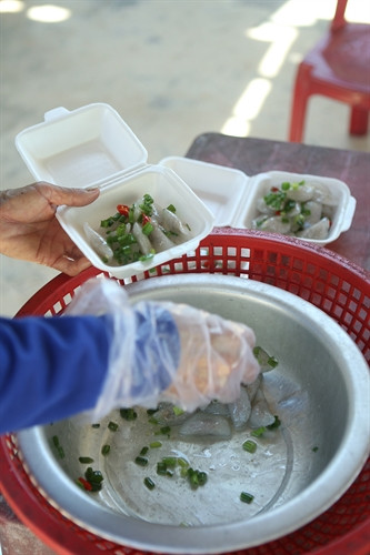 Một ít bánh bột lọc bán được có thể đủ tiền nuôi gia đình trong một ngày. Một ít bánh bột lọc bán được có thể đủ tiền nuôi gia đình trong một ngày.