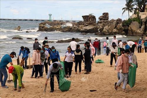 Thu gom rác trên bãi biển Dinh Cậu, huyện Phú Quốc (Kiên Giang). Ảnh: Lê Huy Hải - TTXVN Thu gom rác trên bãi biển Dinh Cậu, huyện Phú Quốc (Kiên Giang). Ảnh: Lê Huy Hải - TTXVN