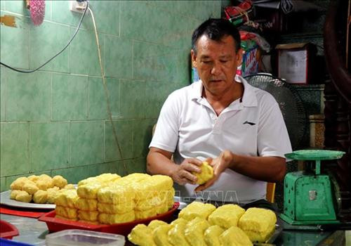 Công đoạn làm nhân bánh phu thê. Ảnh: Đinh Văn Nhiều-TTXVN