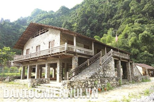 Làng Khuổi Kỵ nằm giữa hai điểm du lịch thác Bản Giốc và động Ngườm Ngao thuộc xã Đàm Thủy, huyện Trùng Khánh, từ lâu đã nổi tiếng với cái tên "làng đá" và tục thờ thần đá độc đáo.