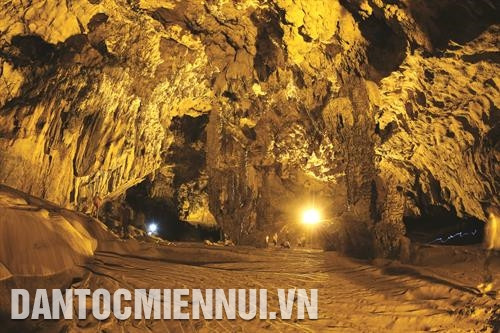 Động Ngườm Ngao nằm trong lòng một quả núi ở bản Gun, xã Đàm Thủy là một trong những món quà vô giá mà thiên nhiên ban tặng cho Trùng Khánh.