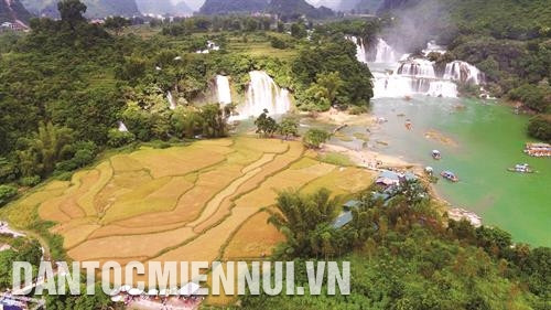 Thác Bản Giốc - một thác nước cao, hùng vĩ và đẹp bậc nhất của Việt Nam.