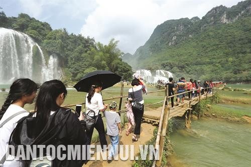 Du khách tham quan thác Bản Giốc, thưởng ngoạn cảnh sắc kỳ vĩ miền biên viễn.