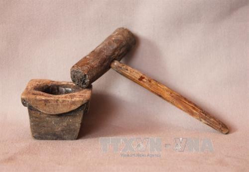 Kỷ vật "Chiếc cối giã trầu" bằng gỗ do Mẹ Phạm Thị Mãnh gửi tặng Bảo tàng. Ảnh: TTXVN phát Kỷ vật "Chiếc cối giã trầu" bằng gỗ do Mẹ Phạm Thị Mãnh gửi tặng Bảo tàng. Ảnh: TTXVN phát