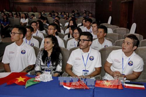 Thanh niên kiều bào dự Lễ khai mạc trại hè. Ảnh: Thế Anh-TTXVN